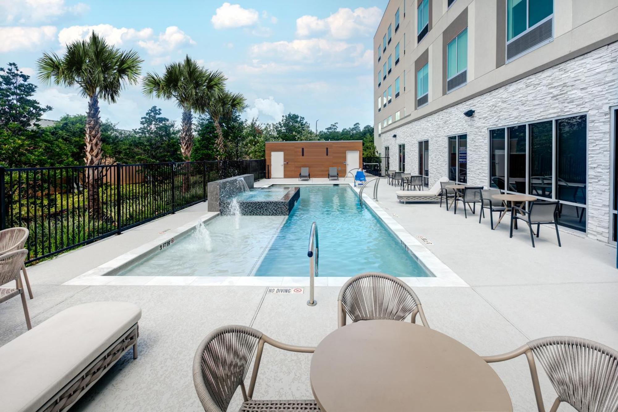 Hampton & By Hilton Shenandoah
