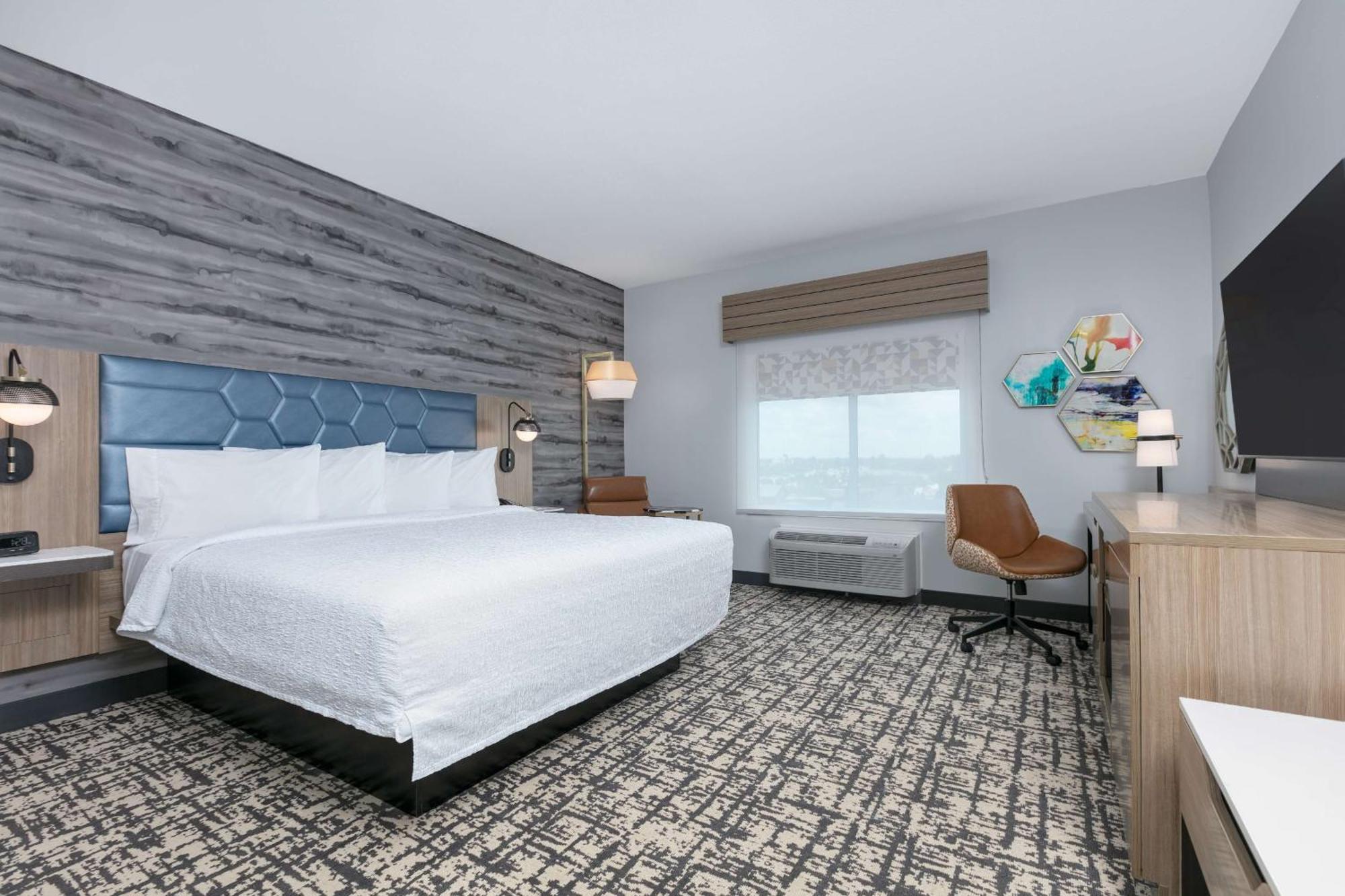 Hampton & By Hilton Shenandoah The Woodlands