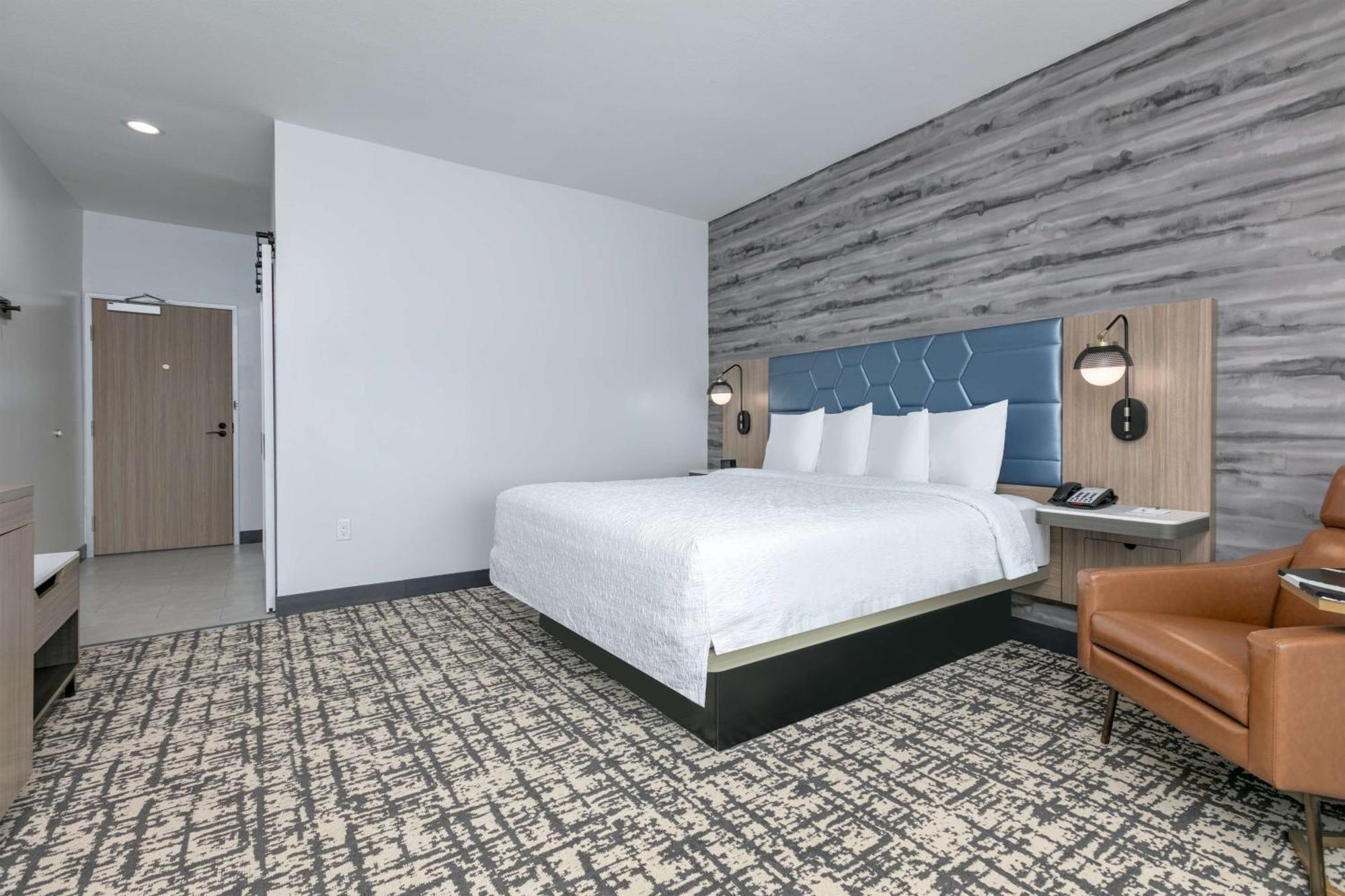 Hampton & By Hilton Shenandoah