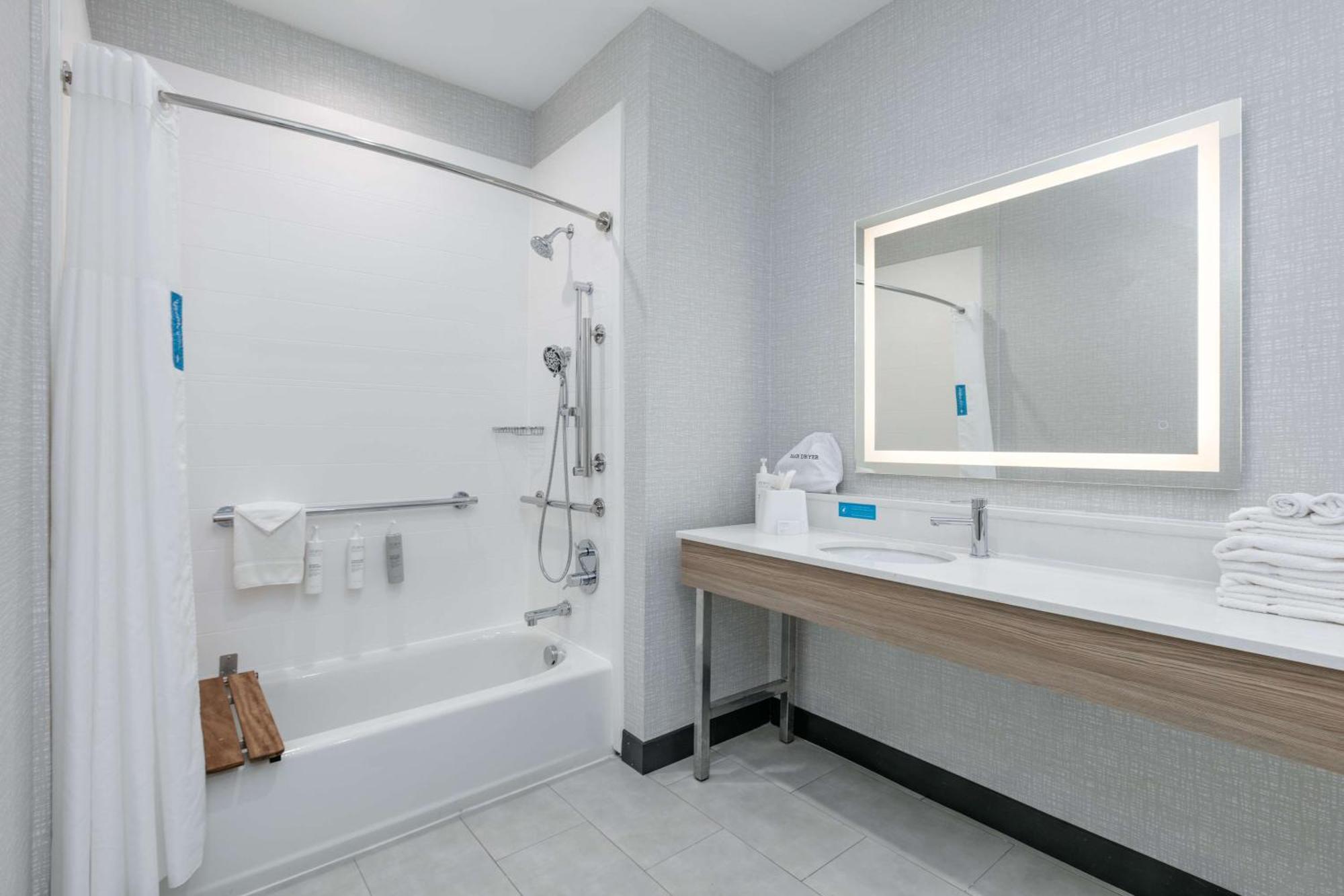 Hampton & By Hilton Shenandoah Hotel